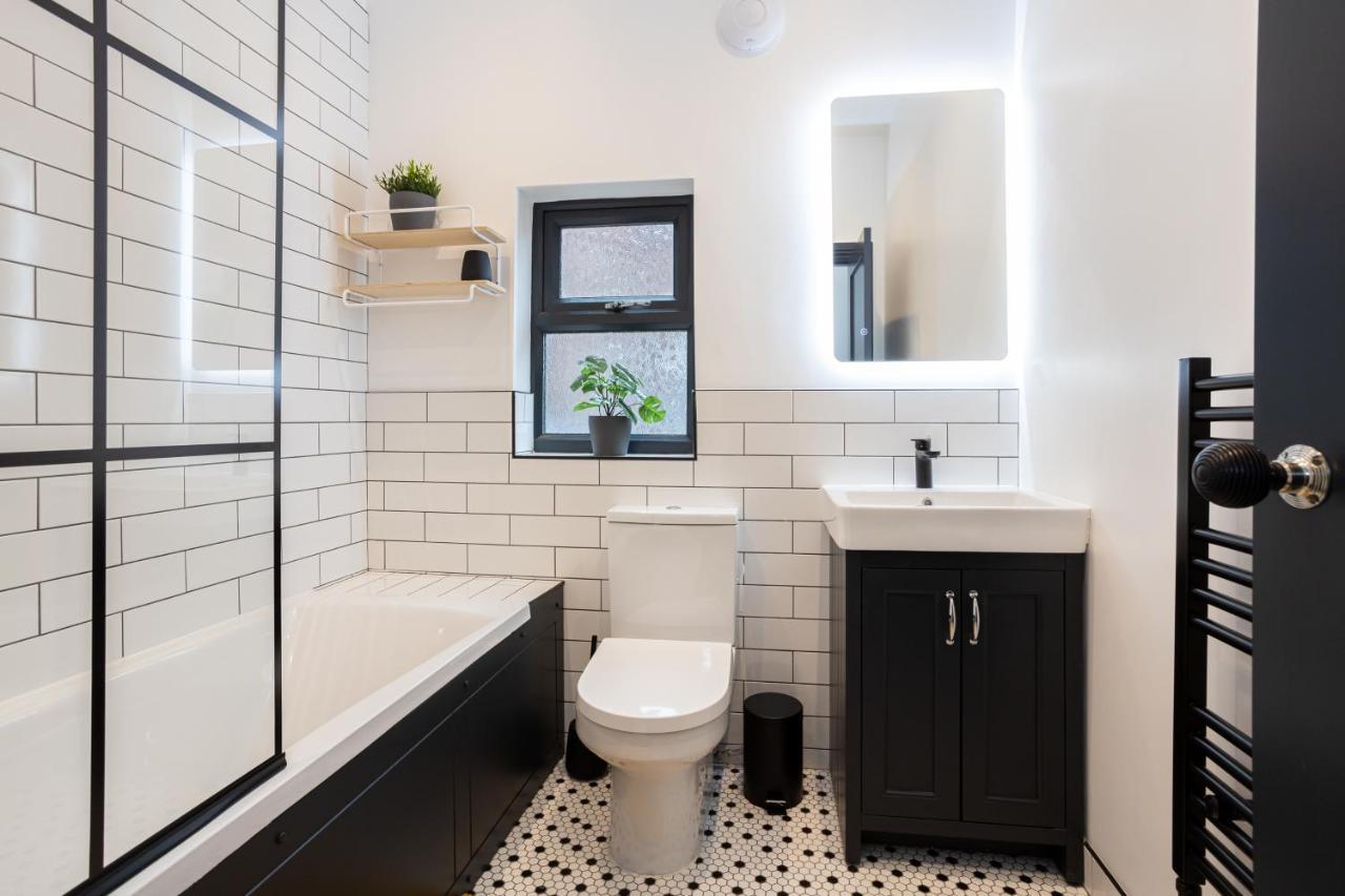 Stunning Scandi 3 Bed House In Manchester-Parking Villa ภายนอก รูปภาพ